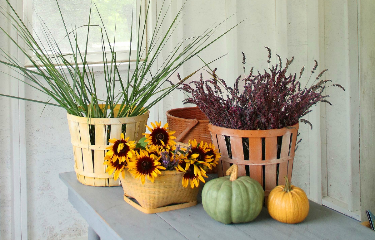 Prepare to spray whitewash baskets