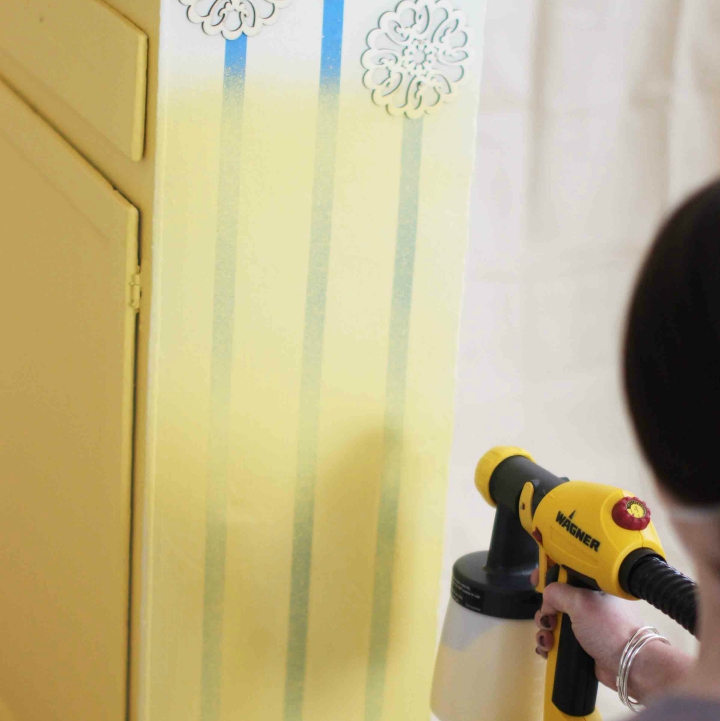 Spray cupboard