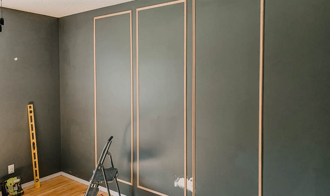 INSTALL MOULDING WALLS